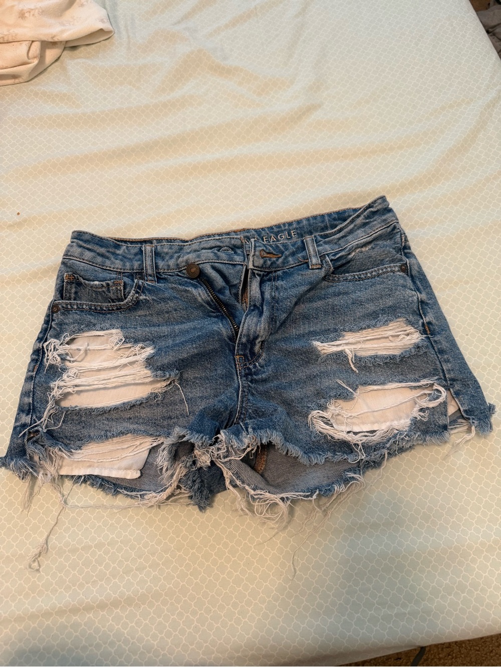 American Eagle Strigid Denim Mom Short Medium Tinted Indigo Distressed